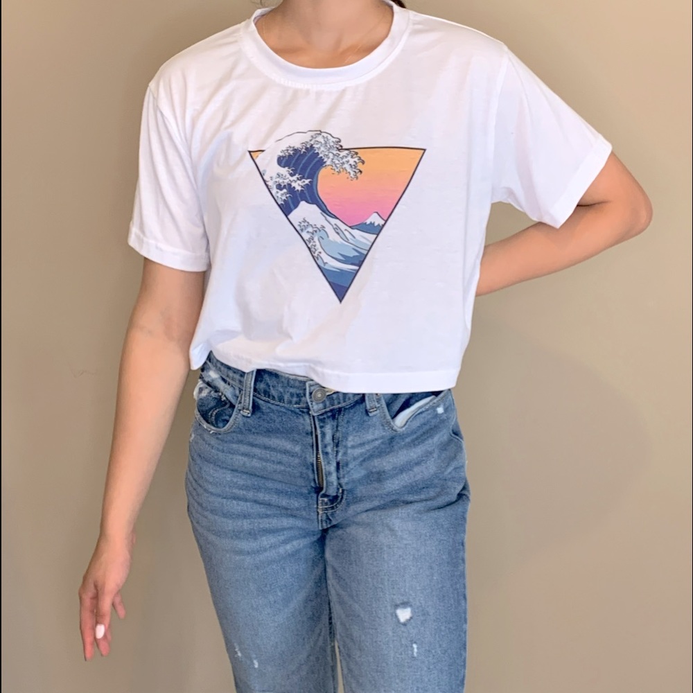 Cropped white tee with ocean wave design